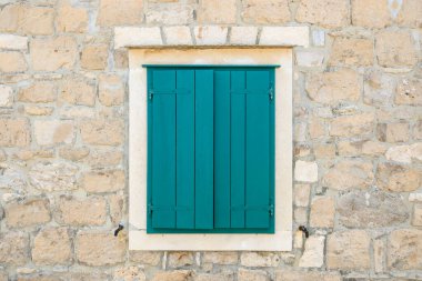 Yeşil panjurlu bir pencere. Hırvat mimarisi Brac adasında. Hırvatistan
