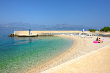 Brac, Hırvatistan - 12 Haziran 2025: Postira 'nın merkezinde yer alan çürük plaj. Brac Adası, Hırvatistan