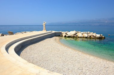Postira 'nın merkezinde çürük plaj var. Brac Adası, Hırvatistan
