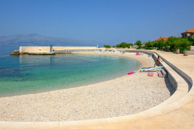 Brac, Hırvatistan - 12 Haziran 2025: Postira 'nın merkezinde yer alan çürük plaj. Brac Adası, Hırvatistan