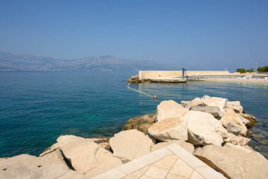 Postira 'nın merkezinde çürük plaj var. Brac Adası, Hırvatistan