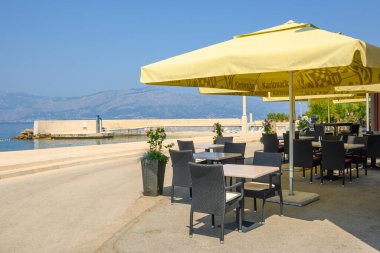 Brac, Hırvatistan - 12 Haziran 2025: Postira 'daki sahil restoranı. Brac Adası, Hırvatistan