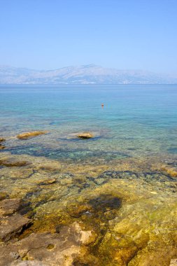 Rocky sahili ve Postira 'da Brac adasındaki Adriyatik Denizi manzarası. Hırvatistan