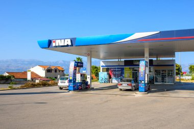 Brac, Hırvatistan - 13 Haziran 2025: Hırvatistan 'ın en büyük benzin istasyonlarından biri olan INA benzin istasyonu