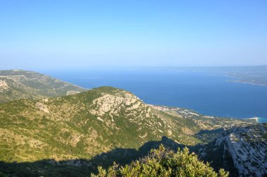 Dalmaçya manzarası, Hırvatistan 'ın Brac adasındaki en yüksek dağ olan Vidova Gora' nın manzarası