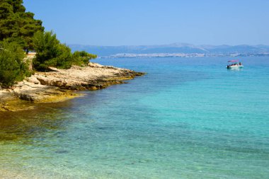 Brac adasında Sutivan yakınlarında güzel bir çakıl taşı plajı olan Likva Körfezi. Hırvatistan