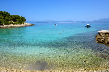 Likva Plajı, kristal berrak sularıyla Sutivan 'ın en iyi plajlarından biri. Brac Adası, Hırvatistan