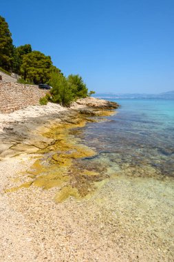 Brac adasında Sutivan yakınlarında güzel bir çakıl taşı plajı olan Likva Körfezi. Hırvatistan