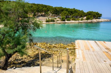 Brac adasında Sutivan yakınlarında güzel bir çakıl taşı plajı olan Likva Körfezi. Hırvatistan