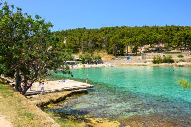 Brac, Hırvatistan - 14 Haziran 2025: Sutivan 'ın kristal berrak sularıyla en iyi plajlarından biri olan Likva Plajı. Brac Adası, Hırvatistan