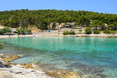 Brac, Hırvatistan - 14 Haziran 2025: Sutivan 'ın kristal berrak sularıyla en iyi plajlarından biri olan Likva Plajı. Brac Adası, Hırvatistan