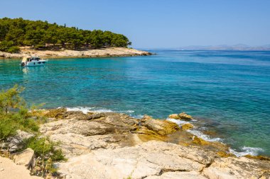 Likva Körfezi, Brac adasında Sutivan yakınlarında yer almaktadır. Hırvatistan