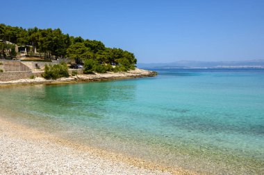 Brac adasında Sutivan yakınlarında güzel bir çakıl taşı plajı olan Likva Körfezi. Hırvatistan