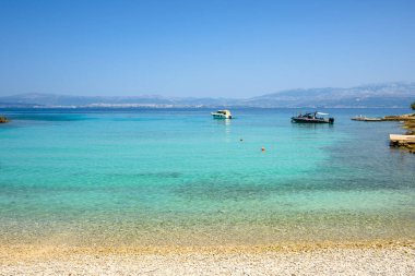 Likva Plajı, kristal berrak sularıyla Sutivan 'ın en iyi plajlarından biri. Brac Adası, Hırvatistan
