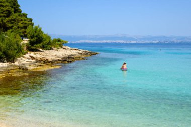 Brac, Hırvatistan - 14 Haziran 2025: Sutivan 'ın kristal berrak sularıyla en iyi plajlarından biri olan Likva Plajı. Brac Adası, Hırvatistan