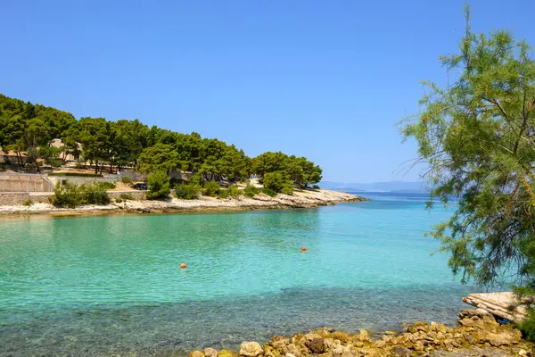 Likva Körfezi, Brac adasında Sutivan yakınlarında yer almaktadır. Hırvatistan