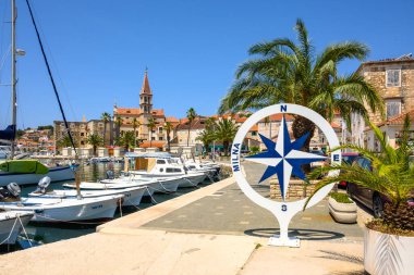 Brac, Hırvatistan - 14 Haziran 2025: Hırvatistan 'ın Brac adasında bulunan sevimli bir kasaba olan Milna