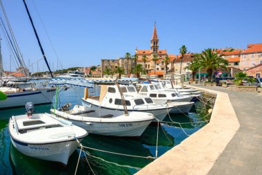 Brac, Hırvatistan - 14 Haziran 2025: Milna limanı Brac adasının batı kesiminde yer alıyor. Hırvatistan