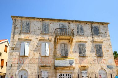 Brac, Hırvatistan - 14 Haziran 2025: Milna kentinin mimarisi Brac adasının batısında yer alıyor. Hırvatistan