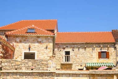 Milna kasabasının mimarisi Brac adasının batı kesiminde yer almaktadır. Hırvatistan