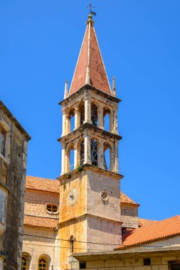 Milna kasabasının mimarisi Brac adasının batı kesiminde yer almaktadır. Hırvatistan