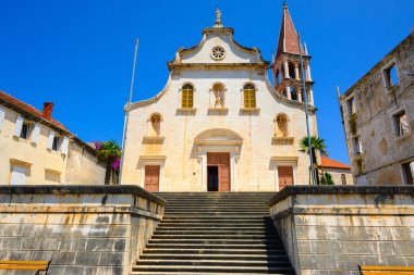 Brac Adası 'ndaki Milna kasabasındaki Our Lady of the Annunciation Kilisesi. Hırvatistan