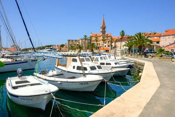 Brac, Hırvatistan - 14 Haziran 2025: Milna limanı Brac adasının batı kesiminde yer alıyor. Hırvatistan