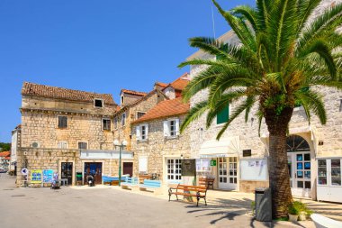 Brac, Hırvatistan - 14 Haziran 2025: Hırvatistan 'ın Brac adasında bulunan sevimli bir kasaba olan Milna