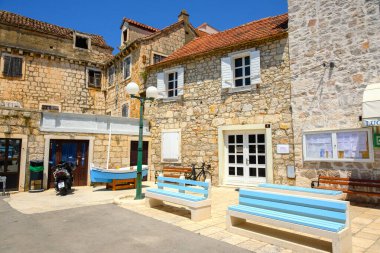 Brac, Hırvatistan - 14 Haziran 2025: Hırvatistan 'ın Brac adasında bulunan sevimli bir kasaba olan Milna