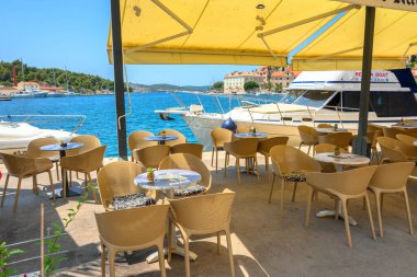 Brac, Hırvatistan - 14 Haziran 2025: Brac adasındaki Milna kasabasındaki sahil restoranı. Hırvatistan