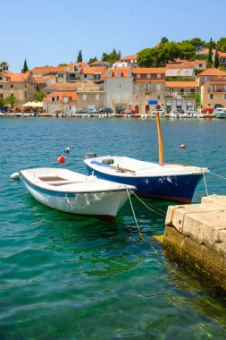 Tekne Milna limanına demirlemiş. Brac Adası, Hırvatistan