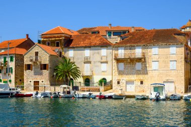 Milna, Hırvatistan 'ın Brac adasında sevimli bir kasaba.