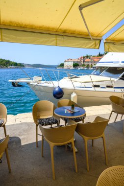 Brac, Hırvatistan - 14 Haziran 2025: Brac adasındaki Milna kasabasındaki sahil restoranı. Hırvatistan