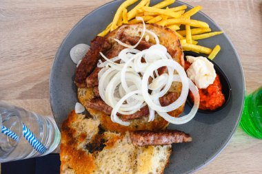 Cevapcici, küçük sosisler doğranmış domuz ve baharatlı sığır eti. Balkan ülkelerinde çok popüler bir yemek.