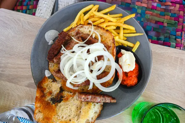 Cevapcici, küçük sosisler doğranmış domuz ve baharatlı sığır eti. Balkan ülkelerinde çok popüler bir yemek.