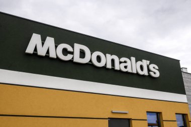 Mragowo, Polonya - 4 Ağustos 2025: Mragowo 'daki McDonald' s restoranı. Poland.Avrupa
