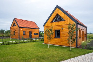 Ruciane-Nida, Polonya - 5 Ağustos 2025: Ruciane-Nida, Masuria, Polonya 'daki ahşap lüks pansiyonlar