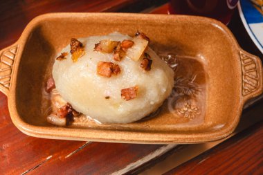 Kartacz (ayrıca cepelin) kıymalı - kuzey doğu Polonya 'da popüler bir bölgesel yemek olan Warmia ve Mazury' de