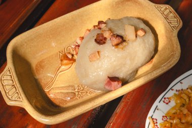 Kartacz (ayrıca cepelin) kıymalı - kuzey doğu Polonya 'da popüler bir bölgesel yemek olan Warmia ve Mazury' de