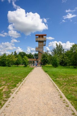 Gizycko, Polonya - 6 Ağustos 2025: Gizycko 'daki Niegocin Gölü' ne bakan gözlem kulesi. Masurian Gölü Bölgesi. Polonya