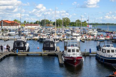 Gizycko, Polonya - 6 Ağustos 2025: Gizycko, Niegocin Gölü, Masuria, Polonya