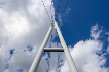 Gizycko 'daki köprü bulutlu mavi gökyüzüne karşı. Masuria, Polonya