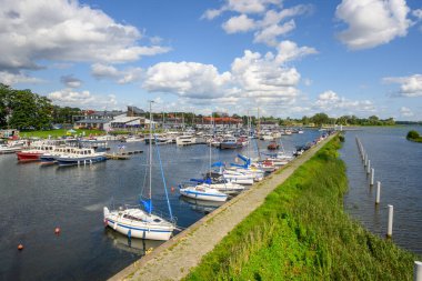 Gizycko, Polonya - 6 Ağustos 2025: Gizycko, Niegocin Gölü, Masuria, Polonya