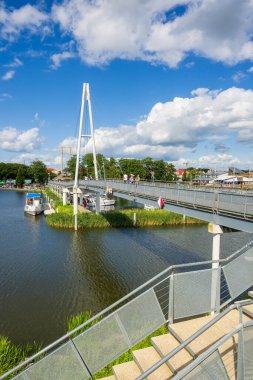 Gizycko, Polonya - 6 Ağustos 2025: Gizycko 'da manzaralı iskele. Masurian Gölü Bölgesi, Polonya