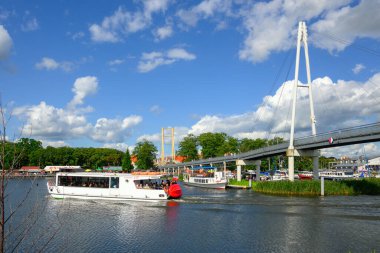 Gizycko, Polonya - 6 Ağustos 2025: Gizycko 'daki Marina ve rıhtım Niegocin Gölü, Masuria, Polonya