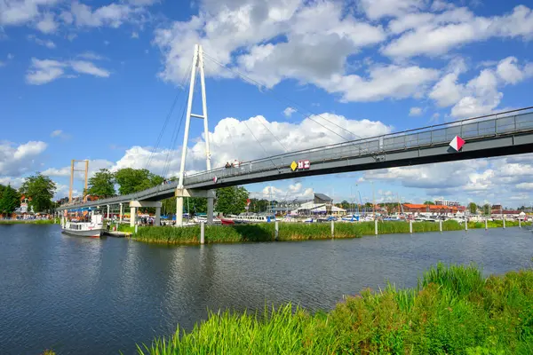 Gizycko, Polonya - 6 Ağustos 2025: Gizycko 'daki Marina ve rıhtım Niegocin Gölü, Masuria, Polonya