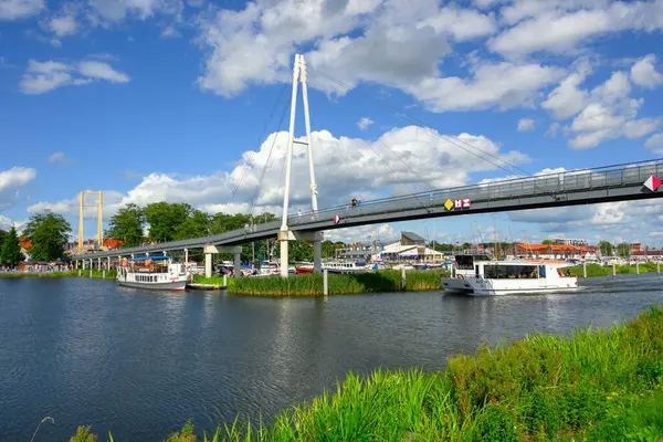 Gizycko, Polonya - 6 Ağustos 2025: Gizycko 'daki Marina ve rıhtım Niegocin Gölü, Masuria, Polonya