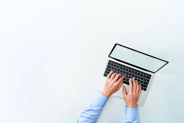 Najlepszy Widok Biznesmena Używającego Laptopa Laptop Pustym Wyświetlaczem Białym Tle — Zdjęcie stockowe