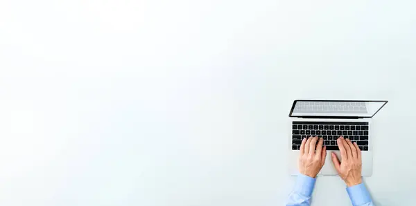 Biznesmen Korzystający Laptopa Białym Tle Widok Góry Laptopa Pustym Wyświetlaczem — Zdjęcie stockowe