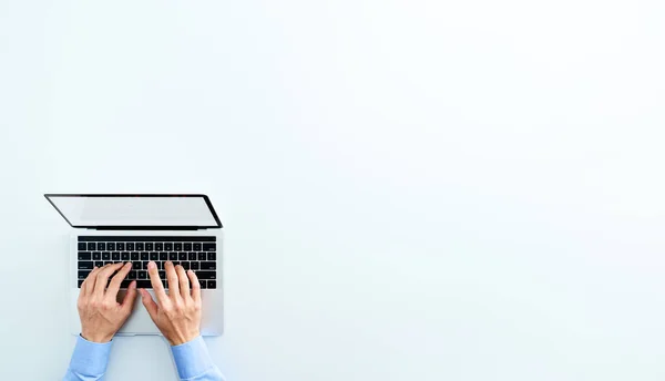 Widok Góry Laptopa Pustym Wyświetlaczem Biznesmen Korzystający Laptopa Białe Tło — Zdjęcie stockowe